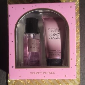 Victoria's Secret Velvet Petals Set - Pink and Gold